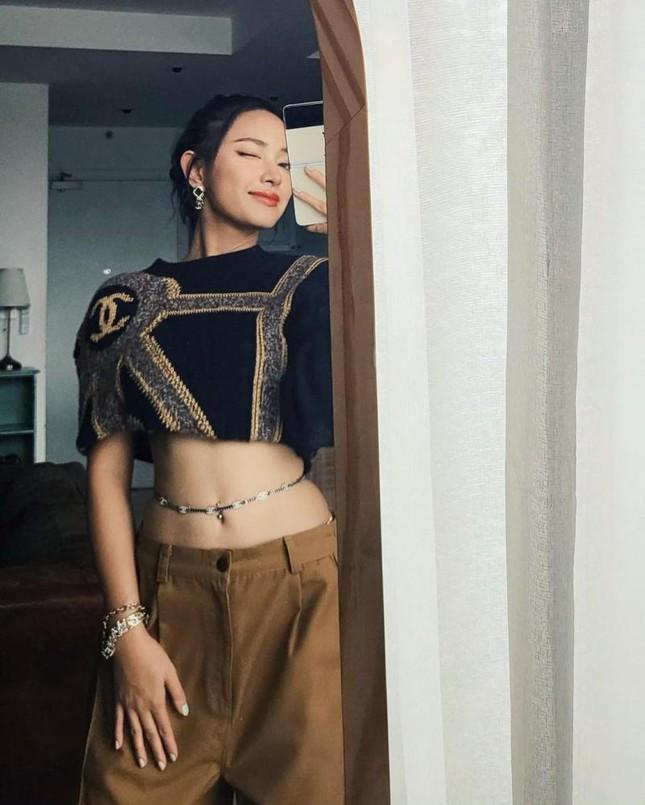 Hà Hồ lấy báo che vòng 1 táo bạo - Thiều Bảo Trâm khoe eo bé tí-10