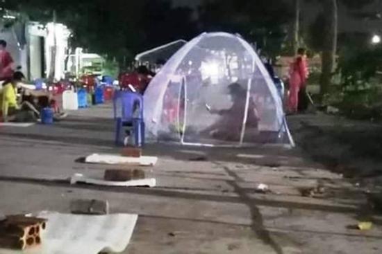 Sợ hết vaccine, người dân Bình Dương xếp hàng chờ từ đêm đến sáng