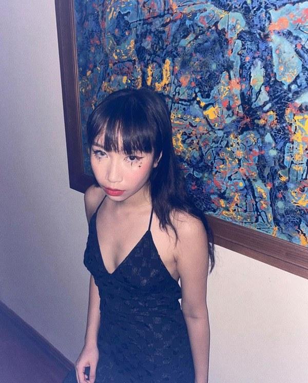 Con gái Mỹ Linh 19 tuổi ngày càng bạo sau màn tụt quần khoe vòng 3-2