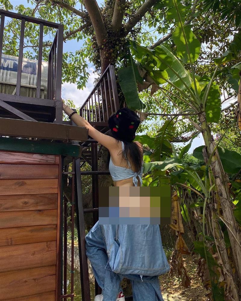 Con gái Mỹ Linh 19 tuổi ngày càng bạo sau màn tụt quần khoe vòng 3-5