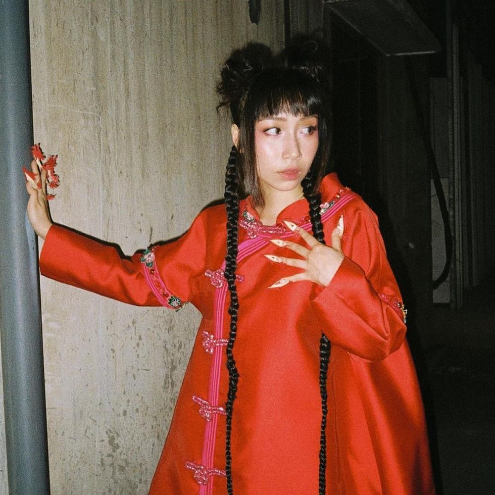 Con gái Mỹ Linh 19 tuổi ngày càng bạo sau màn tụt quần khoe vòng 3-12