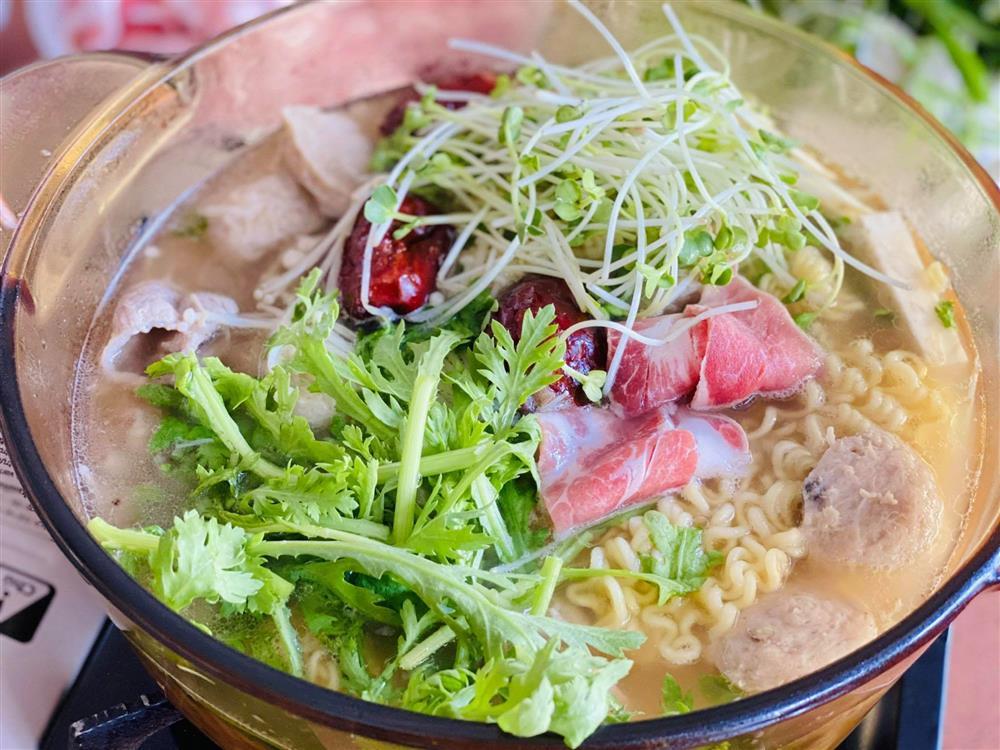 Trời lạnh làm ngay nồi lẩu bổ dưỡng nóng bỏng lưỡi, cả nhà ăn cạn-2