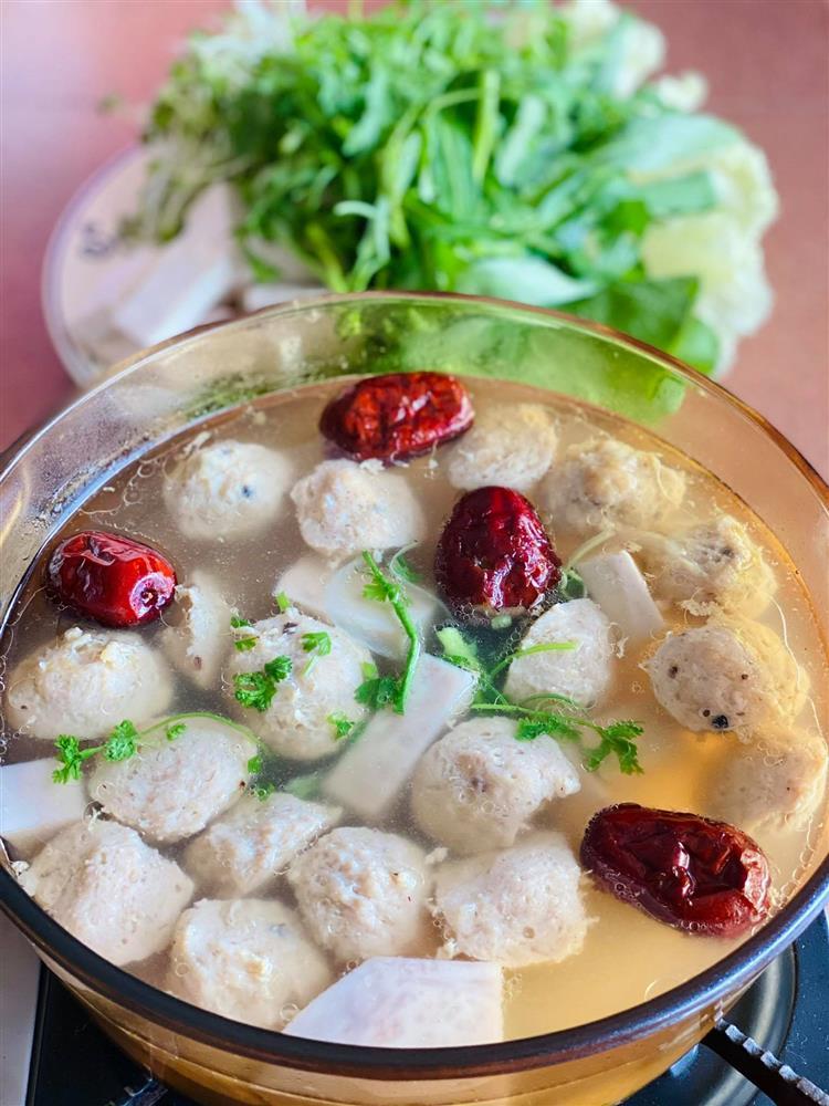 Trời lạnh làm ngay nồi lẩu bổ dưỡng nóng bỏng lưỡi, cả nhà ăn cạn-3