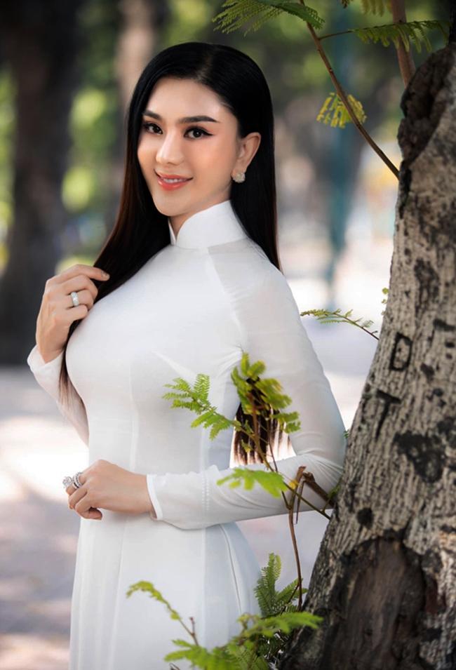 Lâm Khánh Chi phẫu thuật chuyển giới năm 2012, khi cô 33 tuổi. Trước đó, khi còn là nam ca sĩ Lâm Chí Khanh, giọng ca sinh năm 1977 trải qua hàng chục cuộc tình dở dang. Sau chuyển giới, Lâm Khánh Chi luôn khao khát có một tình yêu đúng nghĩa và được làm mẹ.