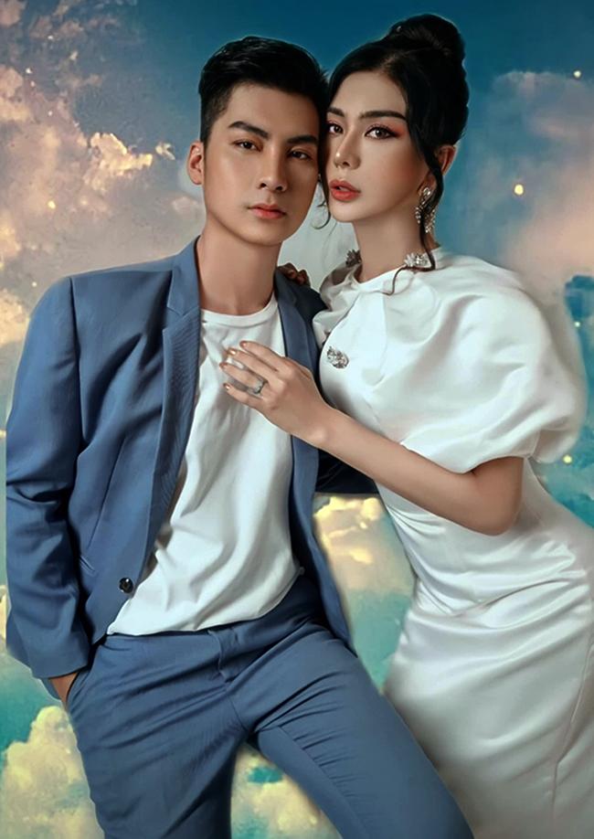 Lâm Khánh Chi quen chàng trai kém 8 tuổi tên Trần Phi Hùng trong tiệc sinh nhật một người bạn. Ca sĩ chuyển giới quyết định tiến tới hôn nhân chỉ sau 1 tháng tìm hiểu. Tháng 1/2018, hôn lễ hoành tráng của Lâm Khánh Chi và chồng trẻ được tổ chức tại cả Vũng Tàu và TP.HCM.