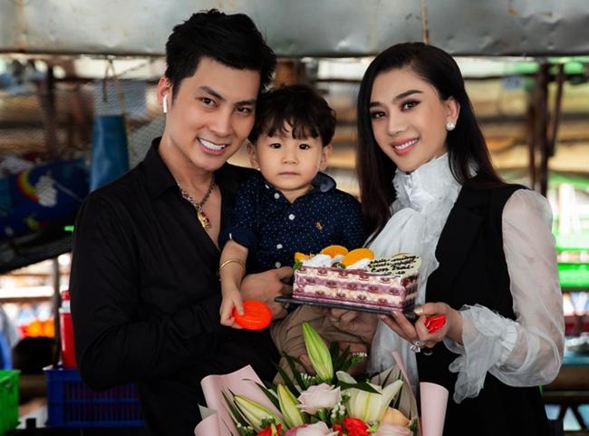 Để thoả mong ước làm mẹ, Lâm Khánh Chi chi 800 triệu đồng làm phương pháp thụ tinh nhân tạo, sau đó nhờ người mang thai hộ ở Thái Lan. Con trai cô chào đời cuối năm 2018, có nhiều nét giống bố. Nữ ca sĩ rất hạnh phúc khi có tổ ấm trọn vẹn. Hôn nhân của cô được hai bên gia đình vun vén, ủng hộ. Hiện, ngoài ca hát, Lâm Khánh Chi cùng chồng kinh doanh shop thời trang, mỹ phẩm. Trong gần 4 năm bên nhau, như các cặp vợ chồng khác, Lâm Khánh Chi và ông xã cũng có lúc giận hờn, cãi vã nhưng họ ngày càng yêu thương, gắn bó.