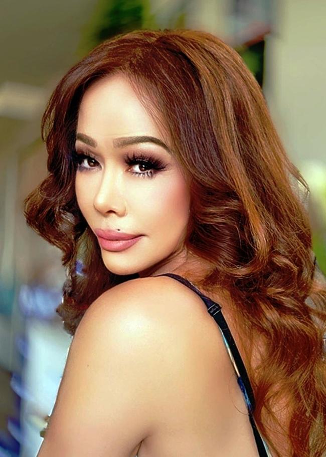 Ca sĩ Di Yến Quỳnh quê gốc ở Phú Yên. Cô sang Canada từ thập niên 1980, từng làm ở một kênh truyền hình dành cho người Việt, sau đó gia nhập một ban nhạc tại Canada. Từ năm 1995, Di Yến Quỳnh hay bay từ Vancouver sang California (Mỹ) biểu diễn. Đầu thập niên 2000, Di Yến Quỳnh phẫu thuật chuyển giới từ nam thành nữ. Cô được khán giả biết đến qua một số sản phẩm âm nhạc như CD "Xin Bình Yên Cho Những Cuộc Tình", album "Tình Ngang Trái" 1, 2.