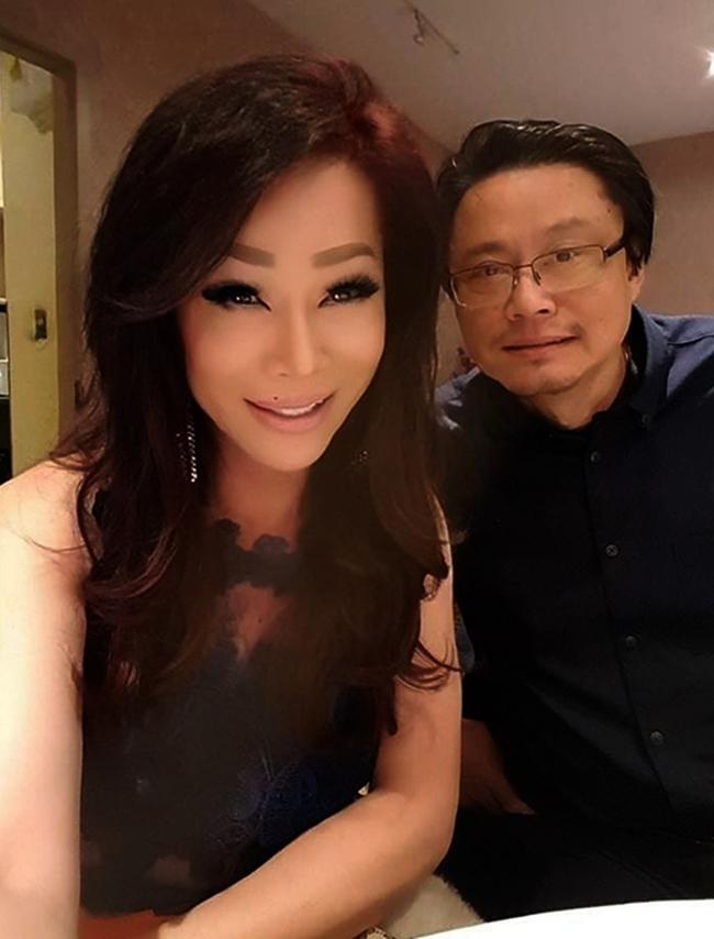 Một thời gian ngắn sau khi chuyển giới, Di Yến Quỳnh gặp gỡ một người đàn ông Canada gốc Hoa và đi đến hôn nhân. Ông xã của nữ ca sĩ làm việc trong cơ quan hành chính của Canada. Đôi vợ chồng đã bên nhau gần 20 năm, tình cảm vẫn mặn nồng như ngày đầu. Di Yến Quỳnh tiết lộ ông xã hiền lành, yêu thương vợ con và luôn ủng hộ cô hoạt động nghệ thuật. Anh thường tháp tùng vợ đi diễn nên cũng quen biết nhiều bạn bè của Di Yến Quỳnh như danh hài Hoài Linh, ca sĩ Quách Tuấn Du...