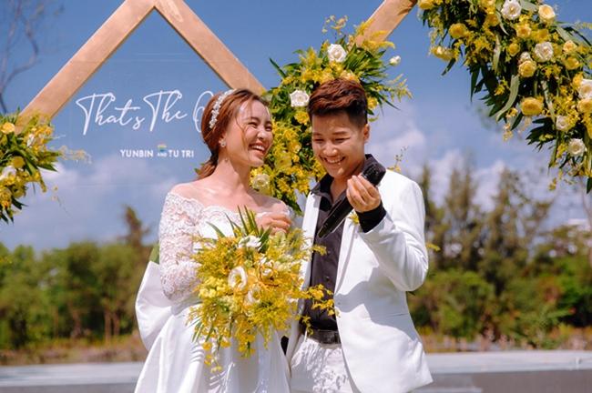 Đạo diễn YunBin (phải) cũng có hôn nhân hạnh phúc bên ca sĩ Tú Tri - Á quân Solo cùng bolero 2019. Cả hai quen nhau trong một lần làm việc chung. Họ hẹn hò 1 năm rưỡi trước khi tiến tới hôn nhân vào tháng 7/2019. May mắn mối quan hệ của YunBin và Tú Tri được 2 gia đình ủng hộ.