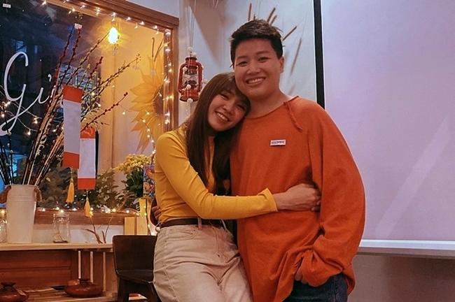 Vì bận rộn, từ khi kết hôn, đạo diễn chuyển giới và vợ ca sĩ chưa kịp hưởng tuần trăng mật. Đầu năm 2020, họ định đi du lịch hâm nóng tình cảm nhưng do dịch Covid-19 kế hoạch phải hoãn lại. Trong thời gian giãn cách xã hội, đôi vợ chồng chủ yếu ở nhà quây quần, chăm sóc nhau. YunBin khen Tú Tri tháo vát việc nhà, thường nấu ăn, ủi đồ, chuẩn bị mọi thứ tươm tất cho chồng.