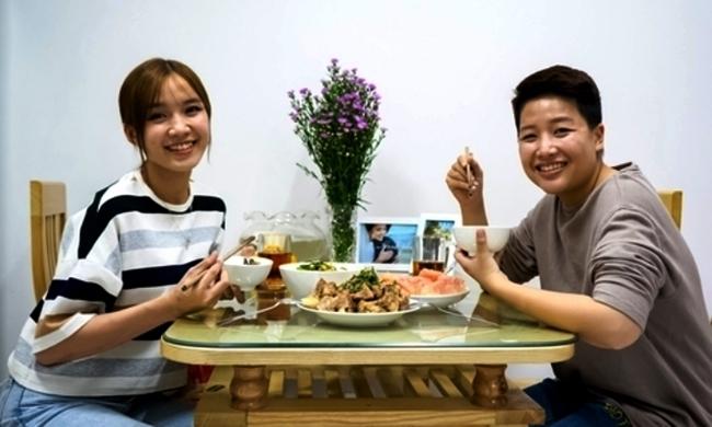 Hơn 2 năm bên nhau, YunBin và Tú Tri cũng có lúc mâu thuẫn, bất đồng quan điểm. Khi giận nhau họ thường im lặng đến khi không nhịn được nữa cả hai nhìn nhau bật cười rồi làm hòa. "Vợ tôi khi bận việc sẽ quên mình đang giận rồi tự nói chuyện vui vẻ lại với tôi. Khi nhớ ra, cô ấy lại giận tiếp", đạo diễn kể. Đôi vợ chồng thường tâm sự, làm chỗ dựa tinh thần cho nhau trong cuộc sống.