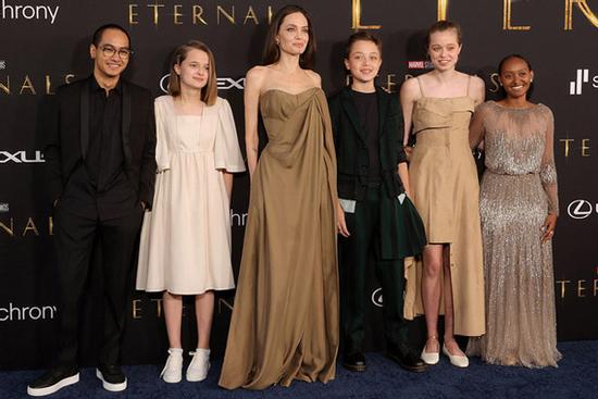 Angelina Jolie khoe vòng 1 'cháy khét lẹt', con gái diện lại váy mẹ