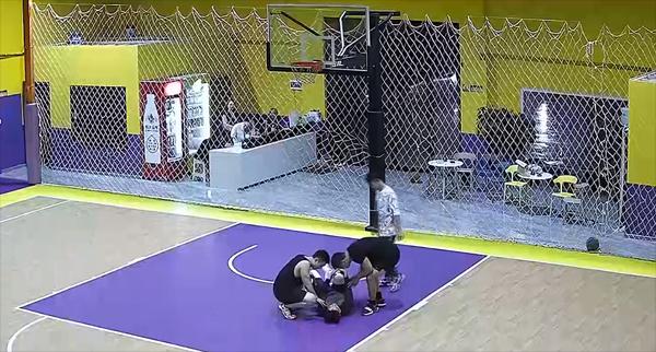 Mời crush đến xem bóng rổ, chàng trai bất ngờ vật xuống sàn-1