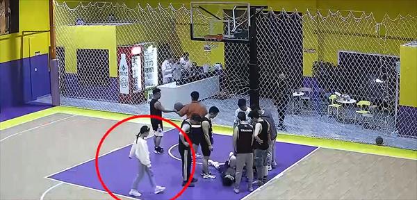 Mời crush đến xem bóng rổ, chàng trai bất ngờ vật xuống sàn-2