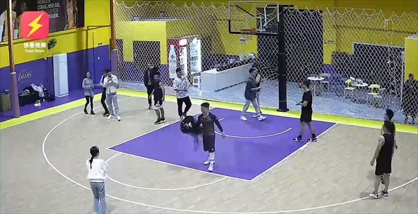 Mời crush đến xem bóng rổ, chàng trai bất ngờ vật xuống sàn-4