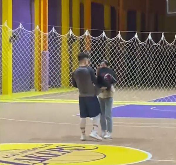 Mời crush đến xem bóng rổ, chàng trai bất ngờ vật xuống sàn-5