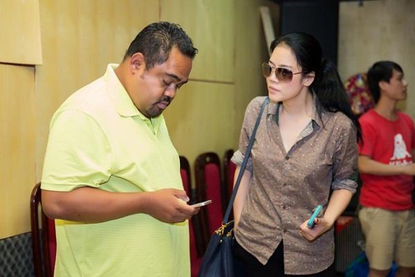 Cảnh ca sĩ Thu Phương ôm tro cốt bố về Việt Nam-6