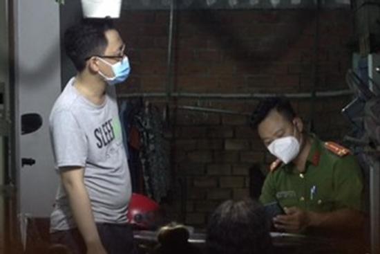 TP.HCM: Kẻ lạ phá cửa bế bé trai đi, bà ngoại bị đánh khi cứu cháu