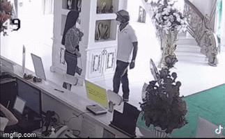 Clip: Vợ đi làm đẹp, chồng lao vào thẩm mỹ viện đấm, đánh tới tấp-1