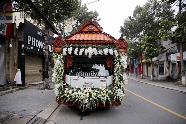 Dàn xe tang chạm trổ cực đặc biệt đang chờ đưa linh cữu về nơi an nghỉ cuối cùng