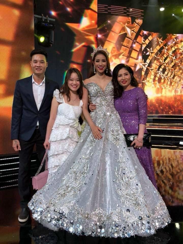 Em trai Phạm Hương khoe ảnh hiếm đủ 3 bông hoa trong nhà-1