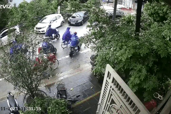 Clip: Nữ tài xế lùi tiến xe loạn xạ, đâm liên tiếp người đi đường