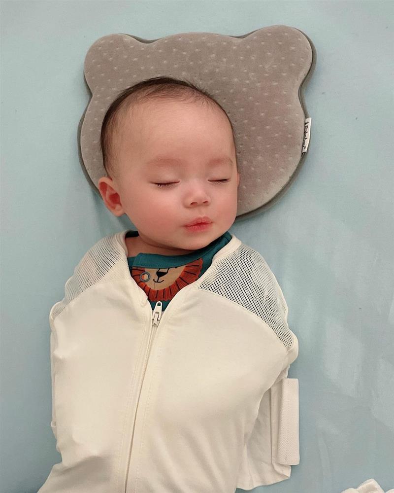 Em trai Phạm Hương khoe ảnh hiếm đủ 3 bông hoa trong nhà-9