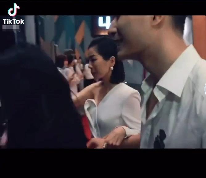 Lệ Quyên cực ga lăng kéo tay Lâm Bảo Châu ra khỏi đám đông-1