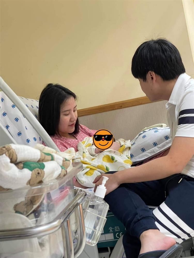 Phan Thành bù xù, Kim Lý đỏm dáng khi túc trực vợ sau sinh-2