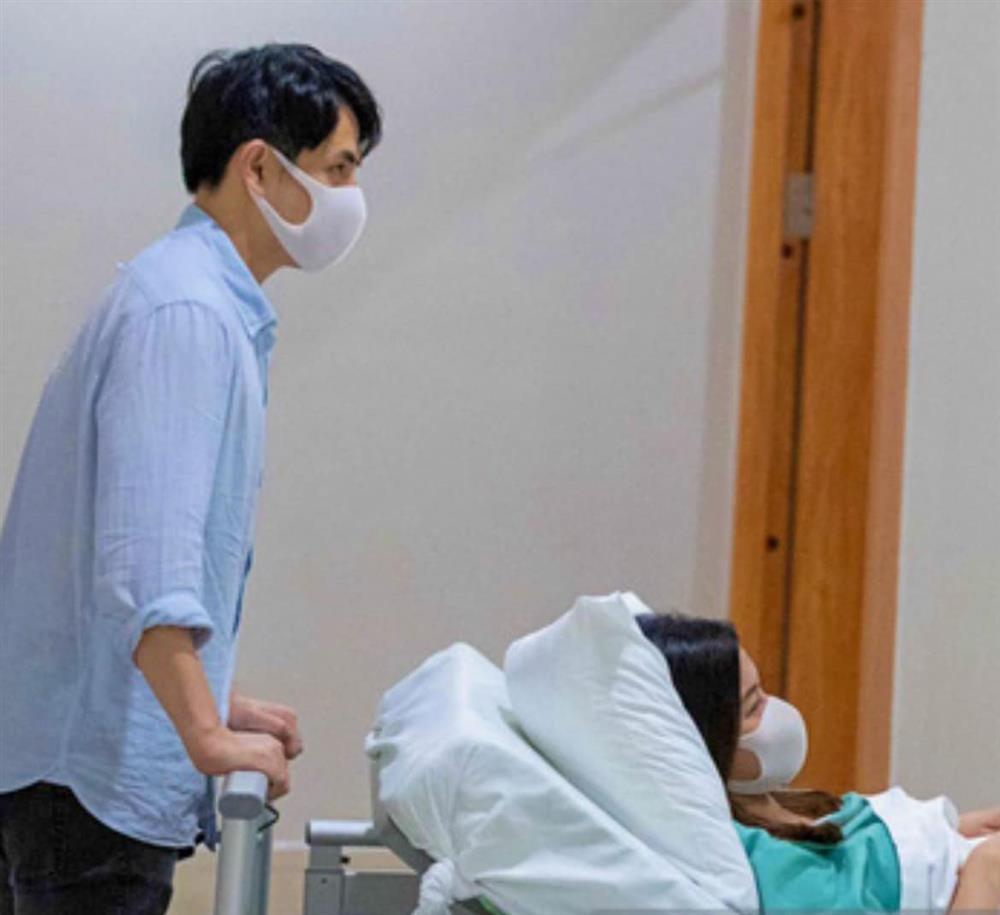 Phan Thành bù xù, Kim Lý đỏm dáng khi túc trực vợ sau sinh-6