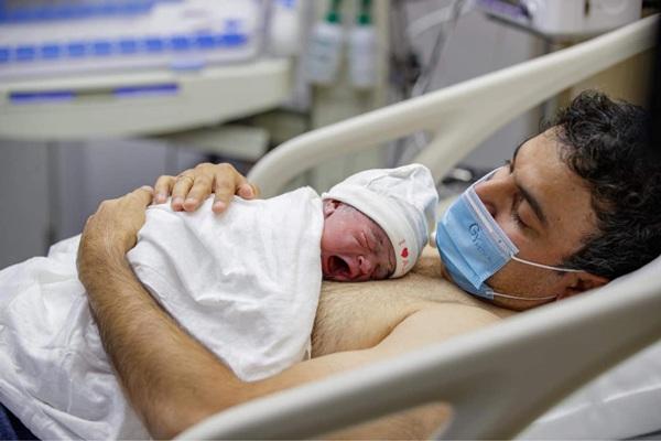 Phan Thành bù xù, Kim Lý đỏm dáng khi túc trực vợ sau sinh-9