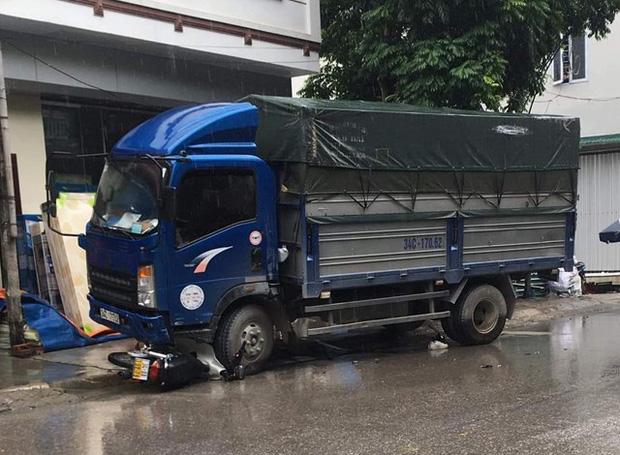 Clip: Nữ sinh kẹp 3 tông thẳng xe tải khiến tất cả kinh hãi-3