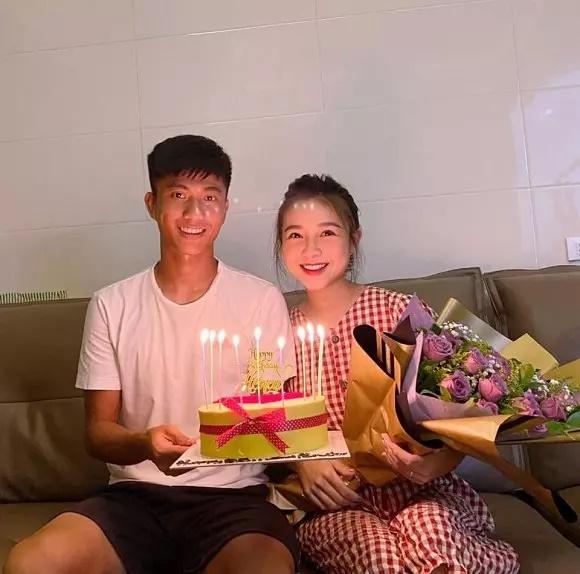 Văn Đức chơi lớn, tặng túi hiệu bà xã giống hệt IU-3