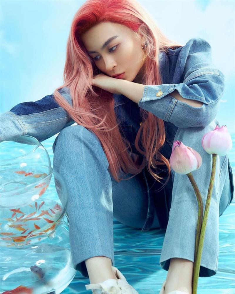 Gil Lê gây sốc với mái tóc dài thượt màu đỏ trong ngày Phụ nữ-5