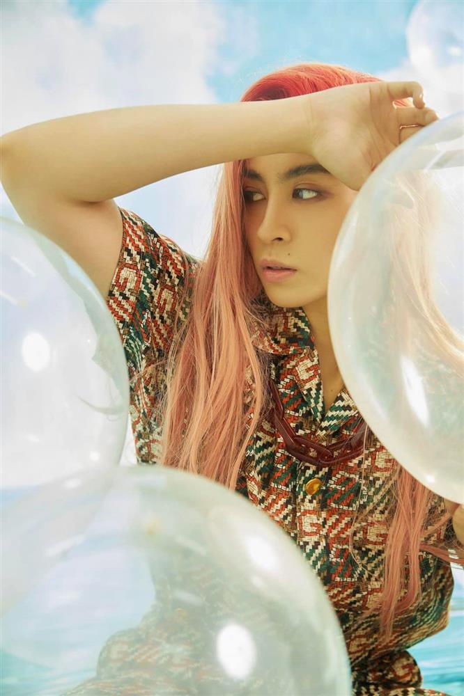 Gil Lê gây sốc với mái tóc dài thượt màu đỏ trong ngày Phụ nữ-8