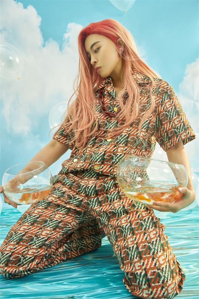 Gil Lê gây sốc với mái tóc dài thượt màu đỏ trong ngày Phụ nữ-9