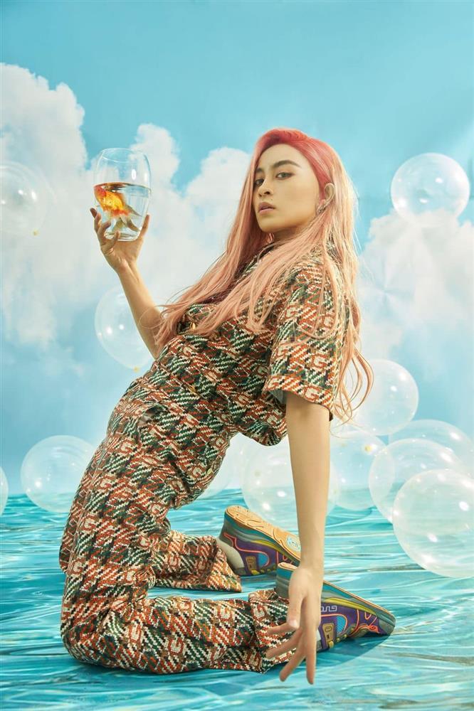 Gil Lê gây sốc với mái tóc dài thượt màu đỏ trong ngày Phụ nữ-10