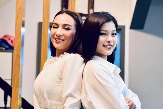 Đàn con nuôi Phi Nhung nghẹn ngào chúc mừng mẹ 20/10