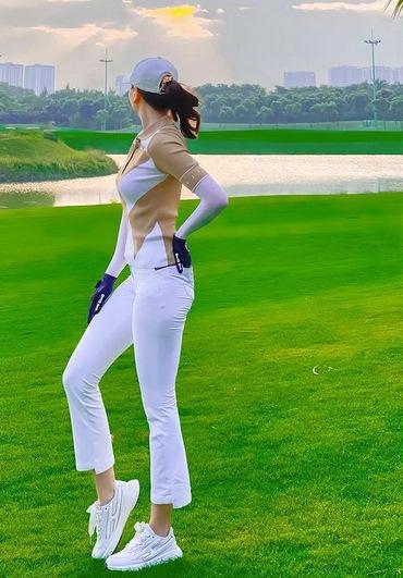 Người đẹp VTV có phong cách đa dạng khi lên sân chơi golf. Từ váy ngắn, quần dài, áo kín... Mai Ngọc đều cân đẹp và thực sự tỏa sáng mỗi khi ra sân.