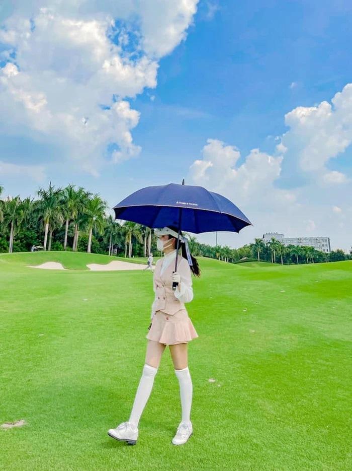 Không thua chị kém em, Huyền My cũng có cả một bộ sưu tập thời trang chơi golf xịn sò.