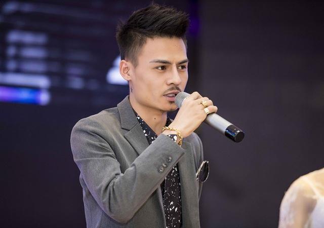 Từ chàng trai mê hát hò có vài nghìn fan ở một ứng dụng livestream trên điện thoại, Hoa Vinh biến thành một "hiện tượng livestream" có cả triệu người xem trên Facebook chỉ sau 1 đêm. Hoa Vinh tài năng hay nổi nhờ may mắn?