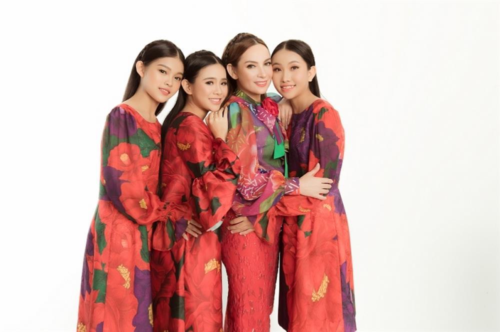 Đàn con nuôi Phi Nhung nghẹn ngào chúc mừng mẹ 20/10-4