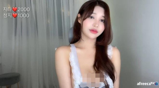Nữ streamer Hàn Quốc hớ hênh vòng 1 trên sóng trực tiếp-2