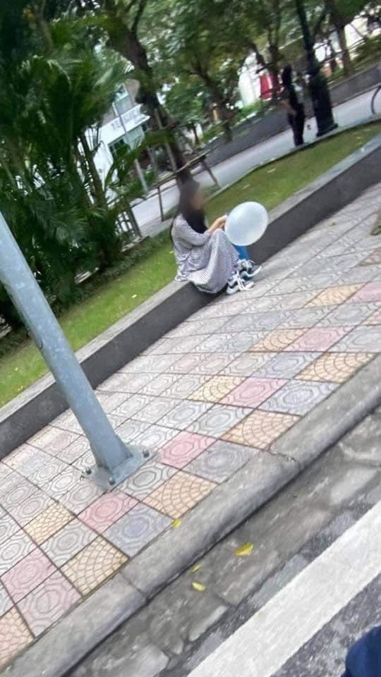 Xôn xao ảnh cô gái trẻ mang bình khí, thản nhiên hút bóng cười-1