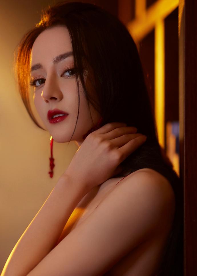 Địch Lệ Nhiệt Ba khoe body hoàn hảo, ngực đầy hút mắt-5