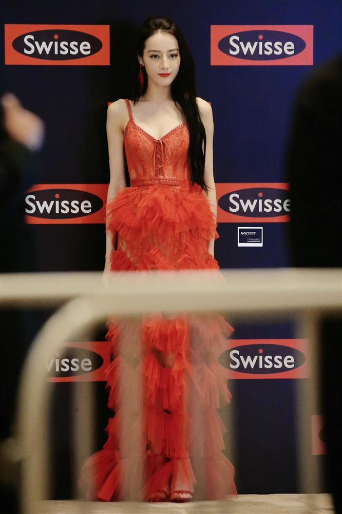 Địch Lệ Nhiệt Ba khoe body hoàn hảo, ngực đầy hút mắt-1