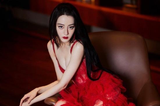 Địch Lệ Nhiệt Ba khoe body hoàn hảo, ngực đầy hút mắt