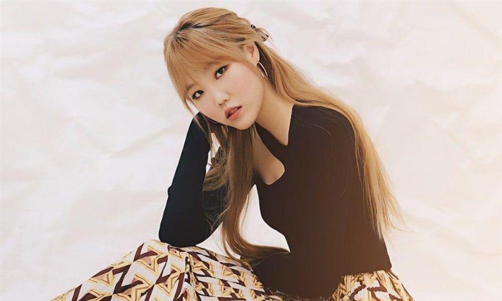 Hành động lạ của ca sĩ nữ Hàn Quốc-2