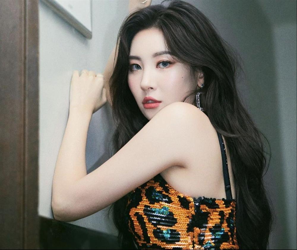 Hành động lạ của ca sĩ nữ Hàn Quốc-1