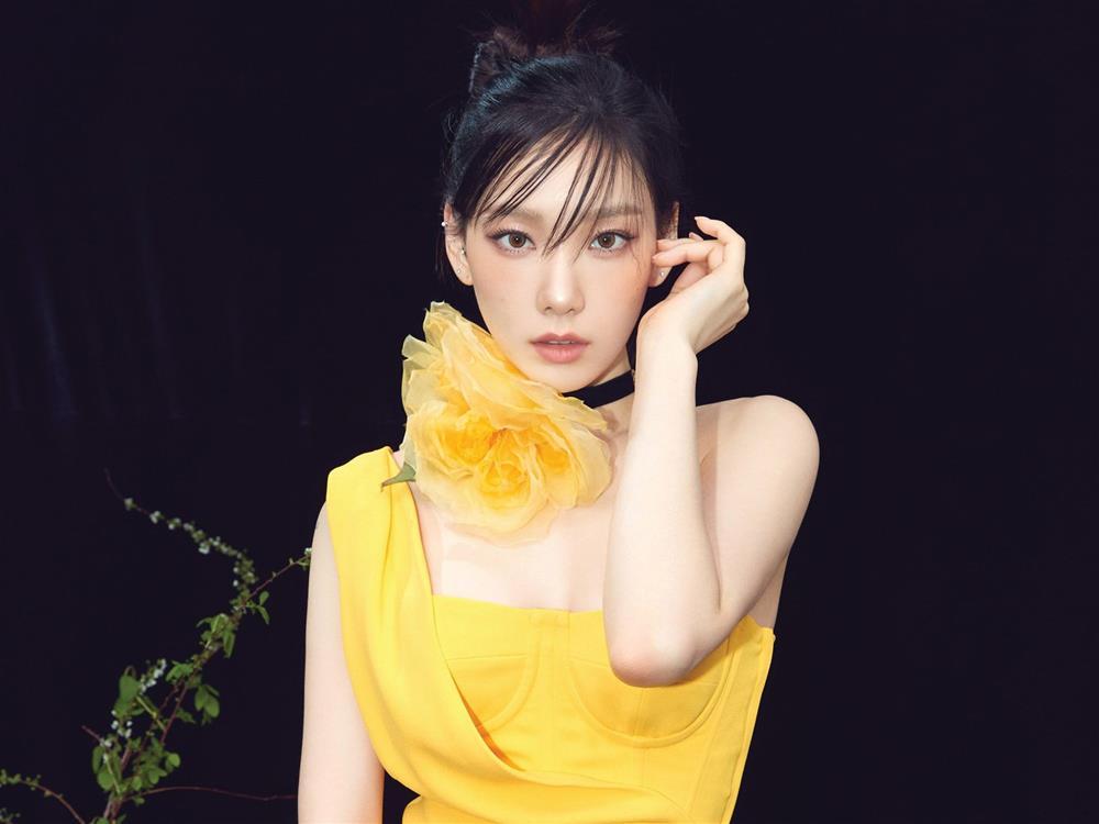 Hành động lạ của ca sĩ nữ Hàn Quốc-3